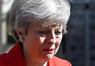 辞任を表明するメイ英首相(24日、ロンドン)=AP 辞任を表明するメイ英首相(24日、ロンドン)=AP