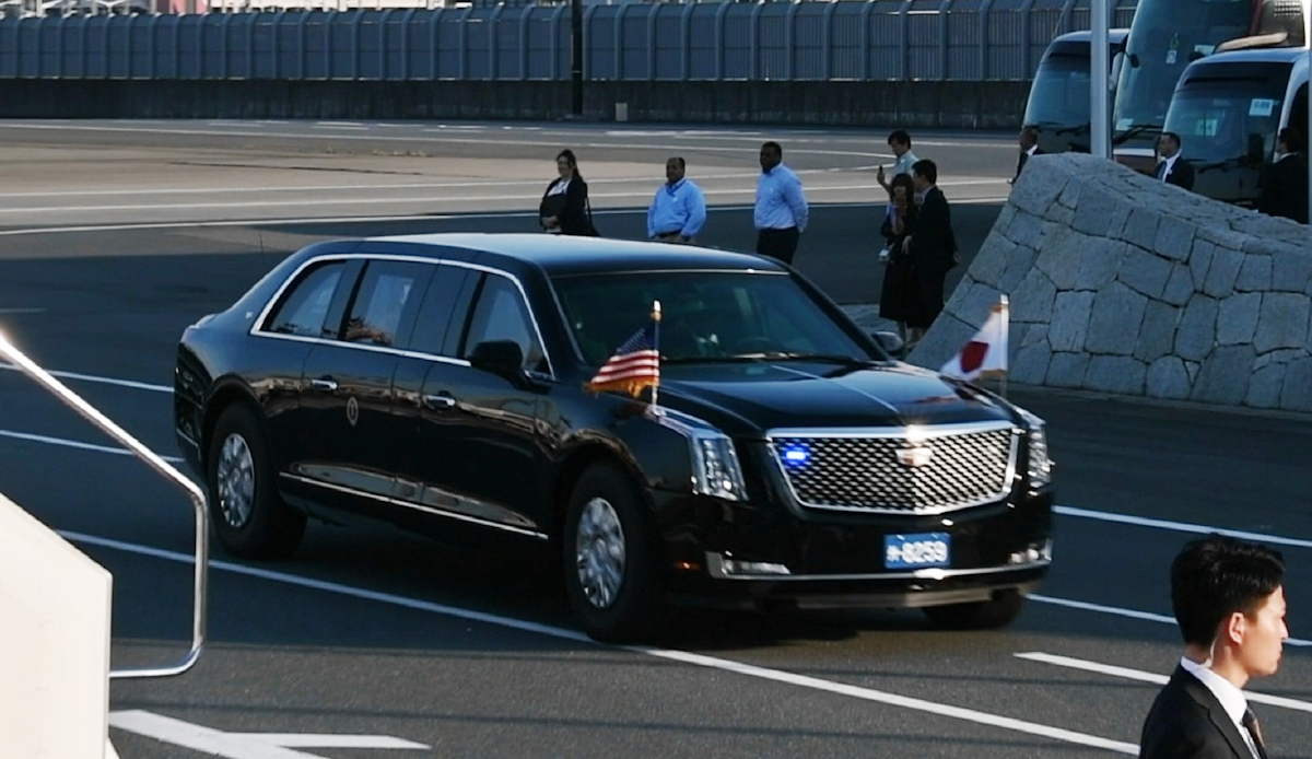 トランプ氏を乗せて羽田空港を出発する大統領専用車「ビースト」