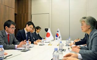 韓国の康京和外相(右端)と会談する河野外相(左端)=23日、パリ(代表撮影・共同) 韓国の康京和外相(右端)と会談する河野外相(左端)=23日、パリ(代表撮影・共同)