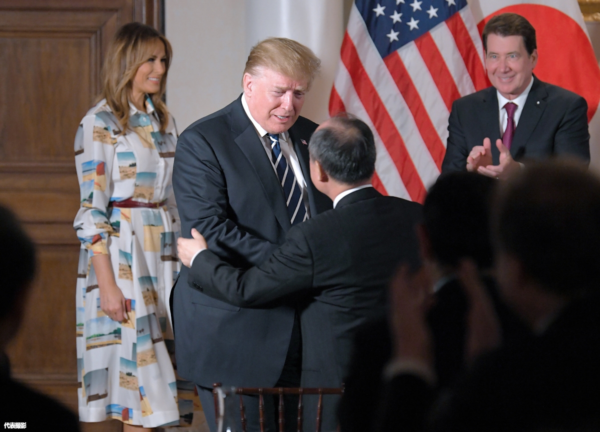 ソフトバンクグループの孫正義会長兼社長と握手を交わすトランプ米大統領=代表撮影