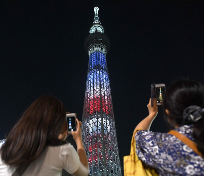 東京スカイツリーをライトアップ 日本経済新聞 東京スカイツリーをライトアップ 日本経済新聞
