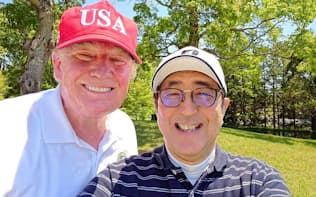 セルフィー(自撮り)で撮影するトランプ大統領と安倍晋三首相(首相のツイッターより)