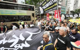 天安門事件の追悼集会でデモ行進する参加者（26日、香港）=小林健撮影