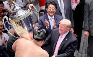 大相撲夏場所の千秋楽で、優勝した朝乃山（左）に「米国大統領杯」を授与するトランプ米大統領