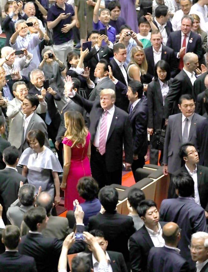 トランプ氏大相撲観戦 沸く観客 写真撮れてうれしい 日本経済新聞