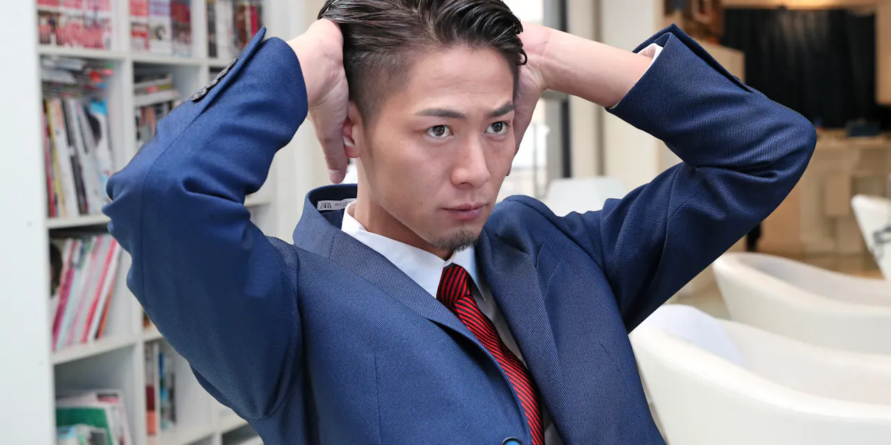 ビジネスに艶アリ七三分け 安倍首相のヘアも参考に Nikkei Style ビジネスに艶アリ七三分け 安倍首相のヘアも参考に Nikkei Style