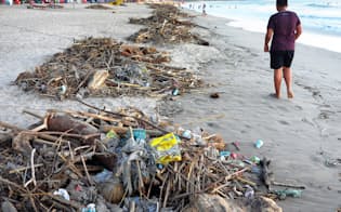 インドネシア・バリ島の海岸ではプラスチックごみが漂着して環境を破壊している
