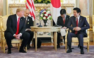 日米首脳会談に臨むトランプ大統領と安倍首相（27日午前11時6分、東京・元赤坂の迎賓館）