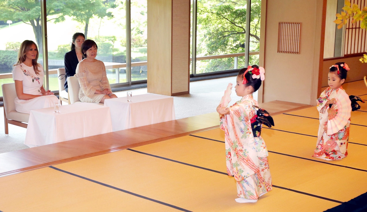日本舞踊を鑑賞するメラニア夫人と昭恵夫人=代表撮影