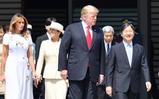 トランプ米大統領の歓迎行事に臨む天皇、皇后両陛下（27日、皇居・東庭）
