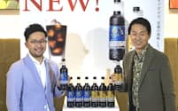 サントリー食品インターナショナルは「コーヒーハンター」の川島良彰氏（右）と共同開発した家庭向けペットボトルコーヒーを売り出す。（27日、東京・中央）