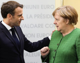 欧州議会選ではメルケル独首相(右)とマクロン仏大統領の足元が揺らいだ=ロイター 欧州議会選ではメルケル独首相(右)とマクロン仏大統領の足元が揺らいだ=ロイター