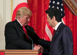 安倍晋三首相(右)とトランプ米大統領は、通商交渉の加速で一致した=ロイター 安倍晋三首相(右)とトランプ米大統領は、通商交渉の加速で一致した=ロイター
