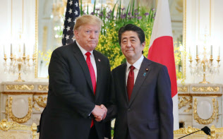 日米首脳会談の冒頭、握手する安倍首相とトランプ米大統領（27日、東京・元赤坂の迎賓館）