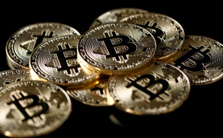 仮想通貨価格が軒並み急伸している=ロイター 仮想通貨価格が軒並み急伸している=ロイター