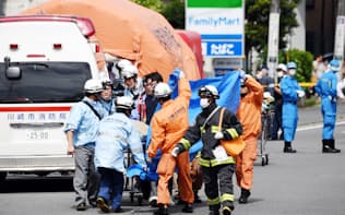 小学生らが刺された現場周辺で救助活動を行う救急隊員ら（28日午前、川崎市多摩区）