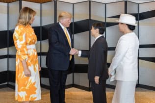 国賓として来日したトランプ大統領夫妻と別れのあいさつをする天皇、皇后両陛下(28日、東京都千代田区のパレスホテル東京)=宮内庁提供 国賓として来日したトランプ大統領夫妻と別れのあいさつをする天皇、皇后両陛下(28日、東京都千代田区のパレスホテル東京)=宮内庁提供