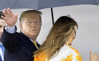 羽田空港から帰国の途に就くトランプ大統領夫妻(28日午後、羽田空港)=共同 羽田空港から帰国の途に就くトランプ大統領夫妻(28日午後、羽田空港)=共同