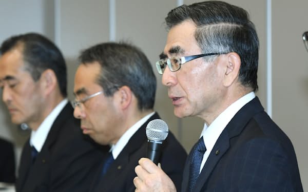 記者会見するスズキの鈴木俊宏社長(右)(4月、東京都港区)