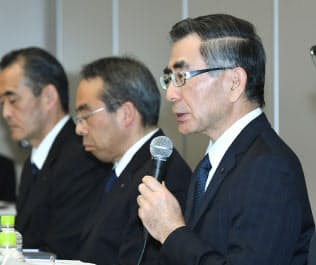 記者会見するスズキの鈴木俊宏社長(右)（４月、東京都港区）