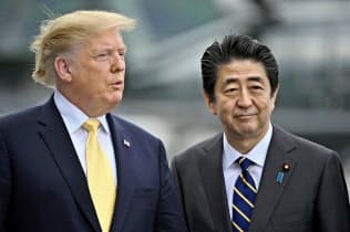 海上自衛隊の護衛艦「かが」に乗船した安倍晋三首相(右)とトランプ米大統領(28日、神奈川県横須賀市)=ロイター 海上自衛隊の護衛艦「かが」に乗船した安倍晋三首相(右)とトランプ米大統領(28日、神奈川県横須賀市)=ロイター