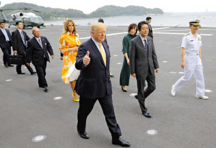 安倍首相(手前中央)の出迎えを受け、海上自衛隊の護衛艦「かが」に乗艦したトランプ米大統領(同左)=28日午前、神奈川県横須賀市の海上自衛隊横須賀基地(代表撮影) 安倍首相(手前中央)の出迎えを受け、海上自衛隊の護衛艦「かが」に乗艦したトランプ米大統領(同左)=28日午前、神奈川県横須賀市の海上自衛隊横須賀基地(代表撮影)