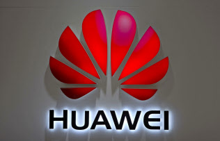 米国はファーウェイに対する制裁を広げている=AP 米国はファーウェイに対する制裁を広げている=AP