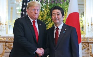 日米首脳会談の冒頭、握手する安倍首相とトランプ米大統領（27日、東京・元赤坂の迎賓館）