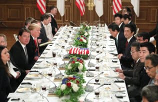 首脳ワーキングランチに臨む安倍晋三首相とトランプ米大統領（27日、東京・元赤坂の迎賓館）