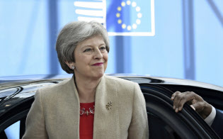メイ首相はEU離脱に関する英国内の合意形成に苦しみ、24日の退陣表明に至った=AP メイ首相はEU離脱に関する英国内の合意形成に苦しみ、24日の退陣表明に至った=AP