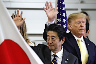 トランプ氏の訪日をめぐり、米メディアでは交渉が一筋縄ではいかないことを示す見方が大半を占めた(28日、横須賀)=AP トランプ氏の訪日をめぐり、米メディアでは交渉が一筋縄ではいかないことを示す見方が大半を占めた(28日、横須賀)=AP