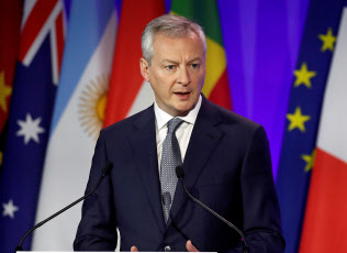ルメール仏経済・財務相はルノーとFCAの経営統合は「日仏連合の枠組みで」と述べた=ロイター ルメール仏経済・財務相はルノーとFCAの経営統合は「日仏連合の枠組みで」と述べた=ロイター