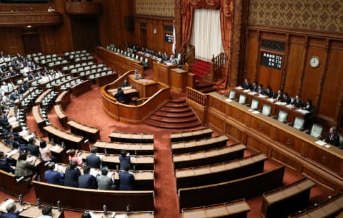 放送法改正案が可決、成立した参院本会議(29日)