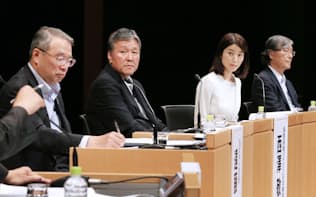 討論する（左から）NECの遠藤会長、損害保険ジャパン日本興亜の西沢社長、三菱総合研究所の武田チーフエコノミスト、日本経済研究センターの小峰研究顧問（29日、東京・大手町）