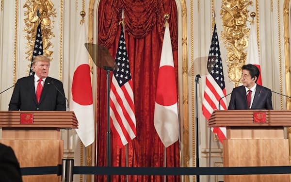 共同記者会見をするトランプ米大統領と安倍首相(5月27日、東京・元赤坂の迎賓館)