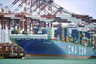 米中摩擦がアジア景気に変調をもたらしつつある(中国山東省青島の港に入った貨物船=2018年7月=AP) 米中摩擦がアジア景気に変調をもたらしつつある(中国山東省青島の港に入った貨物船=2018年7月=AP)