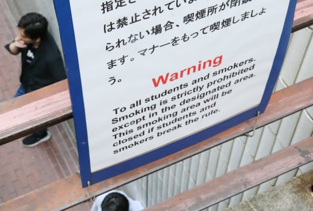 上智大四谷キャンパス内の喫煙所に掲示された喫煙マナー向上を呼びかける貼り紙(5月、東京都千代田区)