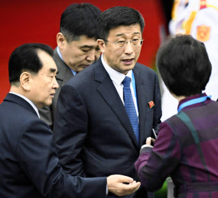 処刑が報じられた北朝鮮の金革哲米国担当特別代表(右から2人目)=共同 処刑が報じられた北朝鮮の金革哲米国担当特別代表(右から2人目)=共同