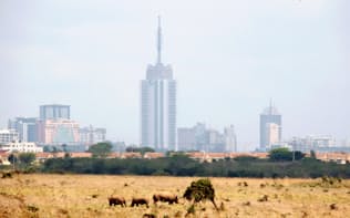 自由貿易協定でアフリカの域内貿易拡大に期待が膨らむ（サイのいる国立公園の向こうに見えるケニアの首都ナイロビ）=ロイター