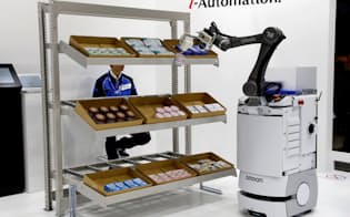 世界の主要企業がコボットの開発を進めている（オムロンのTMシリーズ）=ロイター