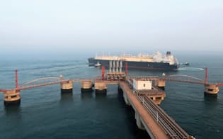 遼寧省大連のターミナルを航行するLNGタンカー=ロイター