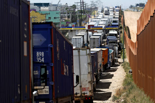 米国にとってメキシコは中国に次ぐ2番目の輸入相手国だ(4月、メキシコから米国への通関を待つトラックの列)=ロイター 米国にとってメキシコは中国に次ぐ2番目の輸入相手国だ(4月、メキシコから米国への通関を待つトラックの列)=ロイター