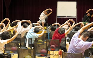 自治体の健康づくり事業で高齢者に体操を指導（埼玉県）