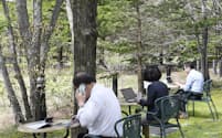 宿泊施設のテラスで「ワーケーション」を体験する会社員（2018年4月、長野県軽井沢町）
