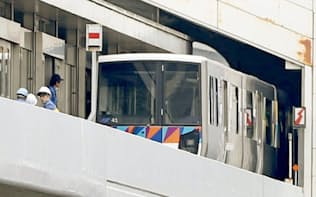 「金沢シーサイドライン」の新杉田駅で逆走する事故を起こし、原因調査が続く車両（2日午前10時32分、横浜市磯子区）=共同
