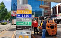 ソウルのガソリン価格は年初から13%上昇。中心部は1リットル2000ウォンに迫る（ソウル市中心部のガソリンスタンド）