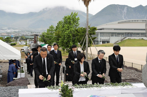 大火砕流28年 遺族ら献花 雲仙 普賢岳 日本経済新聞 大火砕流28年 遺族ら献花 雲仙 普賢岳 日本経済新聞
