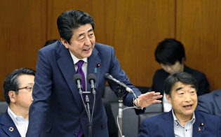 衆院厚労委で答弁する安倍首相(5月24日)=共同 衆院厚労委で答弁する安倍首相(5月24日)=共同