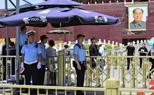 天安門広場で警備に当たる警察官（3日、北京）=共同