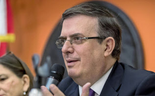 関税回避へ向けた米政府との交渉を前に会見するメキシコのエブラルド外相(右)(3日、ワシントン)=AP 関税回避へ向けた米政府との交渉を前に会見するメキシコのエブラルド外相(右)(3日、ワシントン)=AP